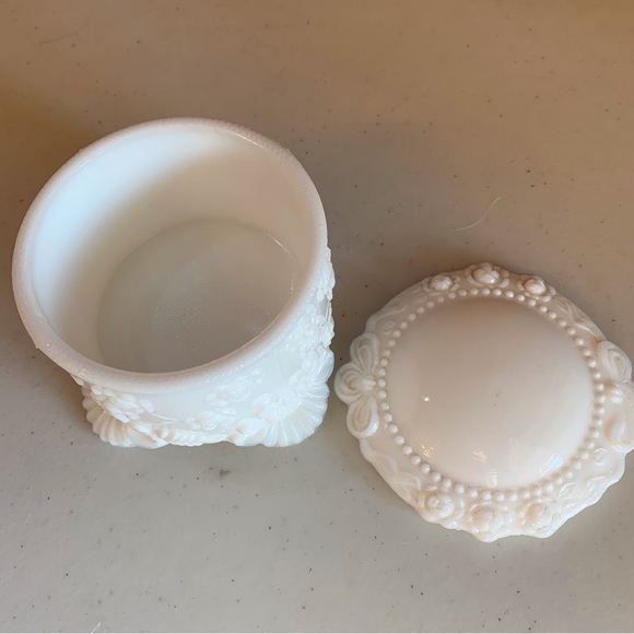Vintage Fostoria Jenny Lind Milk Glass Covered Powder Trinket Jewelry Box - Picture 2 of 7